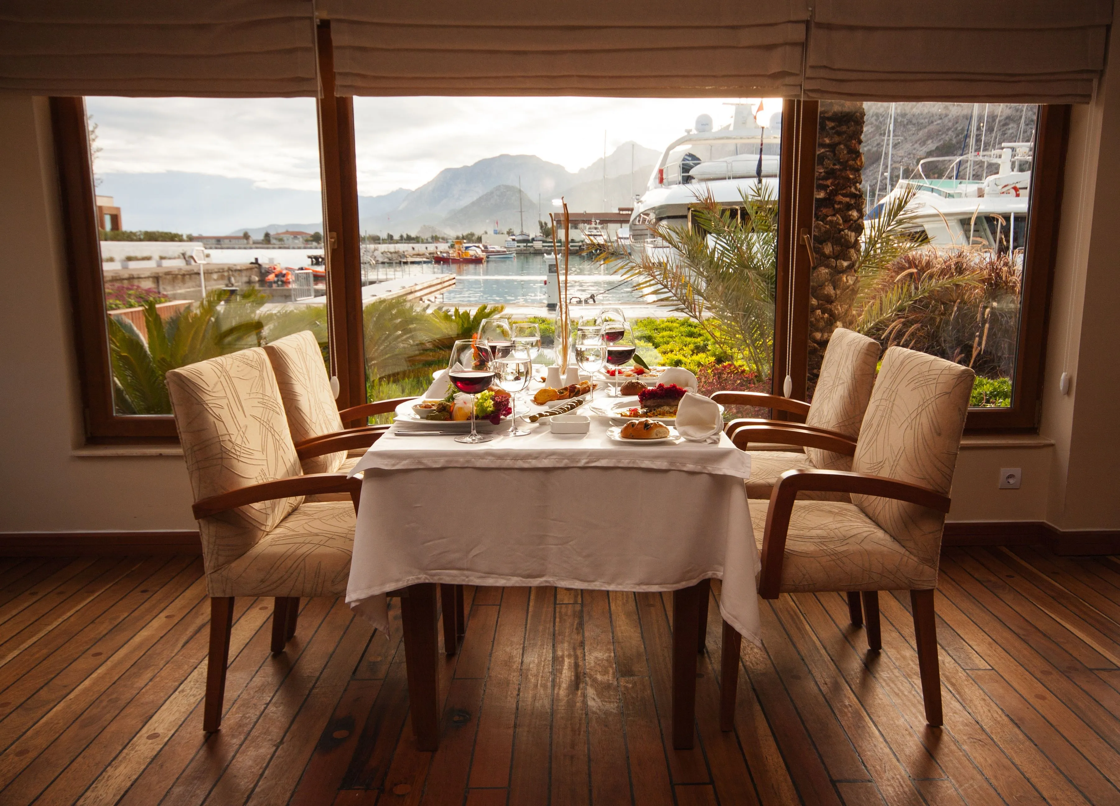 Exklusiver Bootsverleih in Deutschland - Gourmet Dining auf einer Luxusyacht