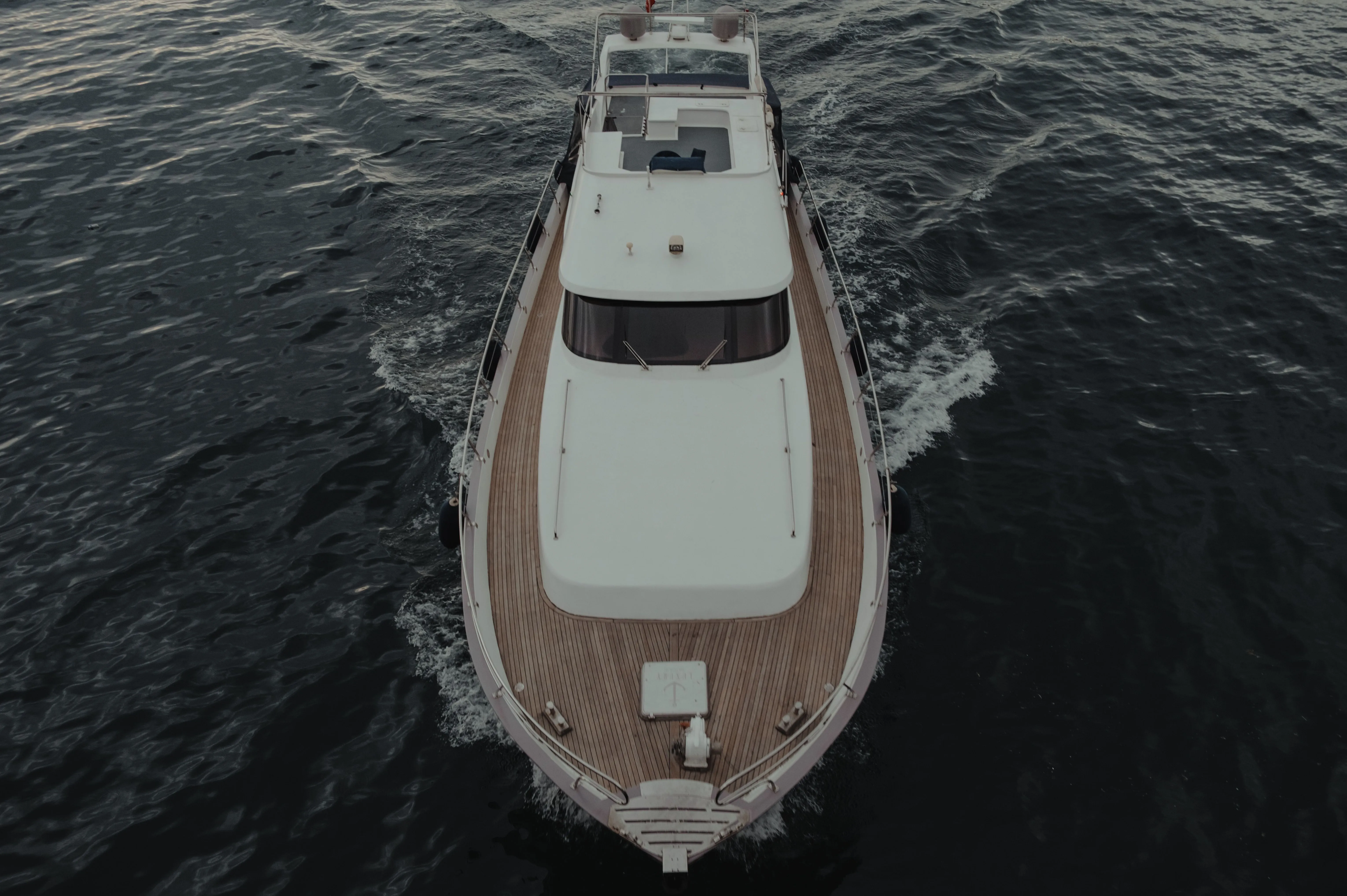 Interieur der Ocean Serenity - Luxusyacht Charter Hamburg