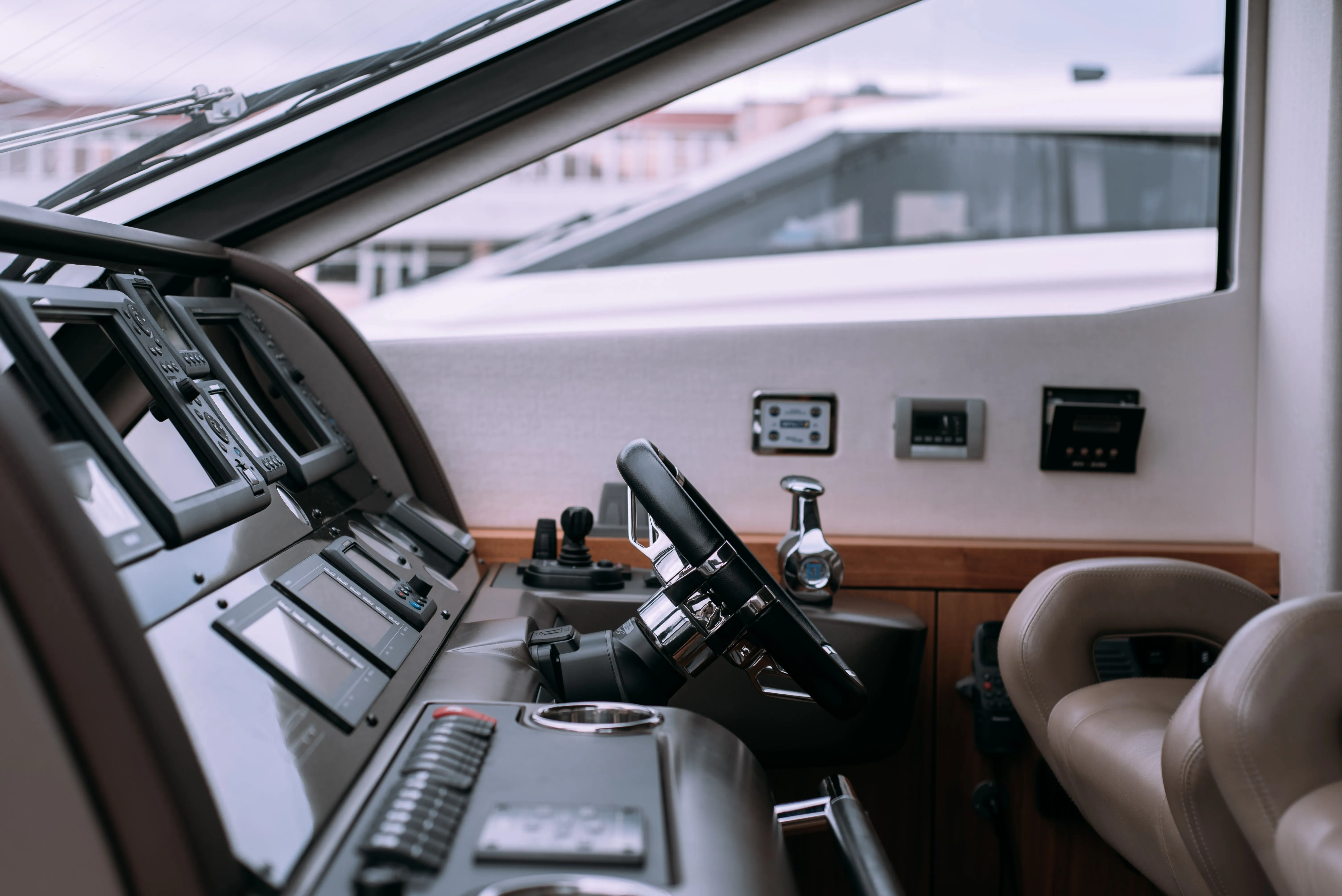 Luxusyacht Charter Hamburg - Interior Elegance